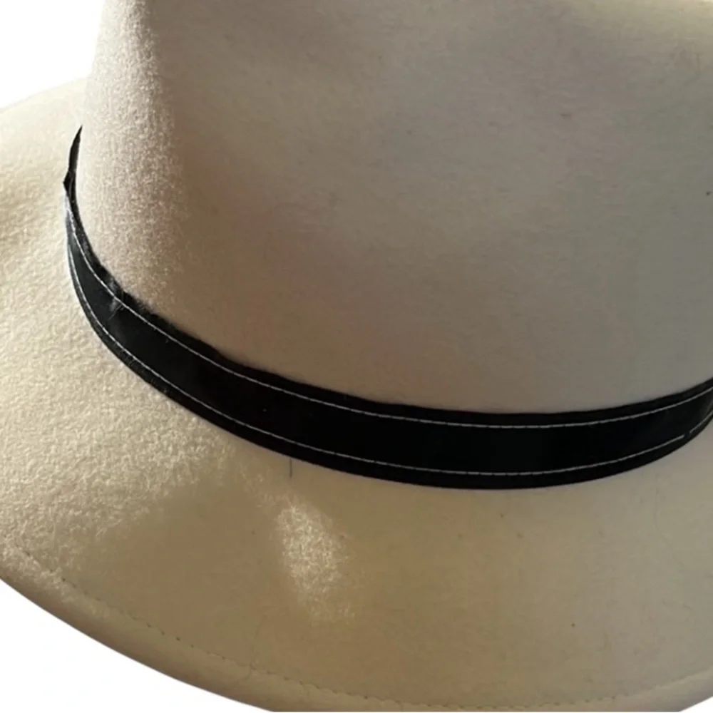 COUNTER-FIT ivory felt fedora with very dark navy or black ribbon one size